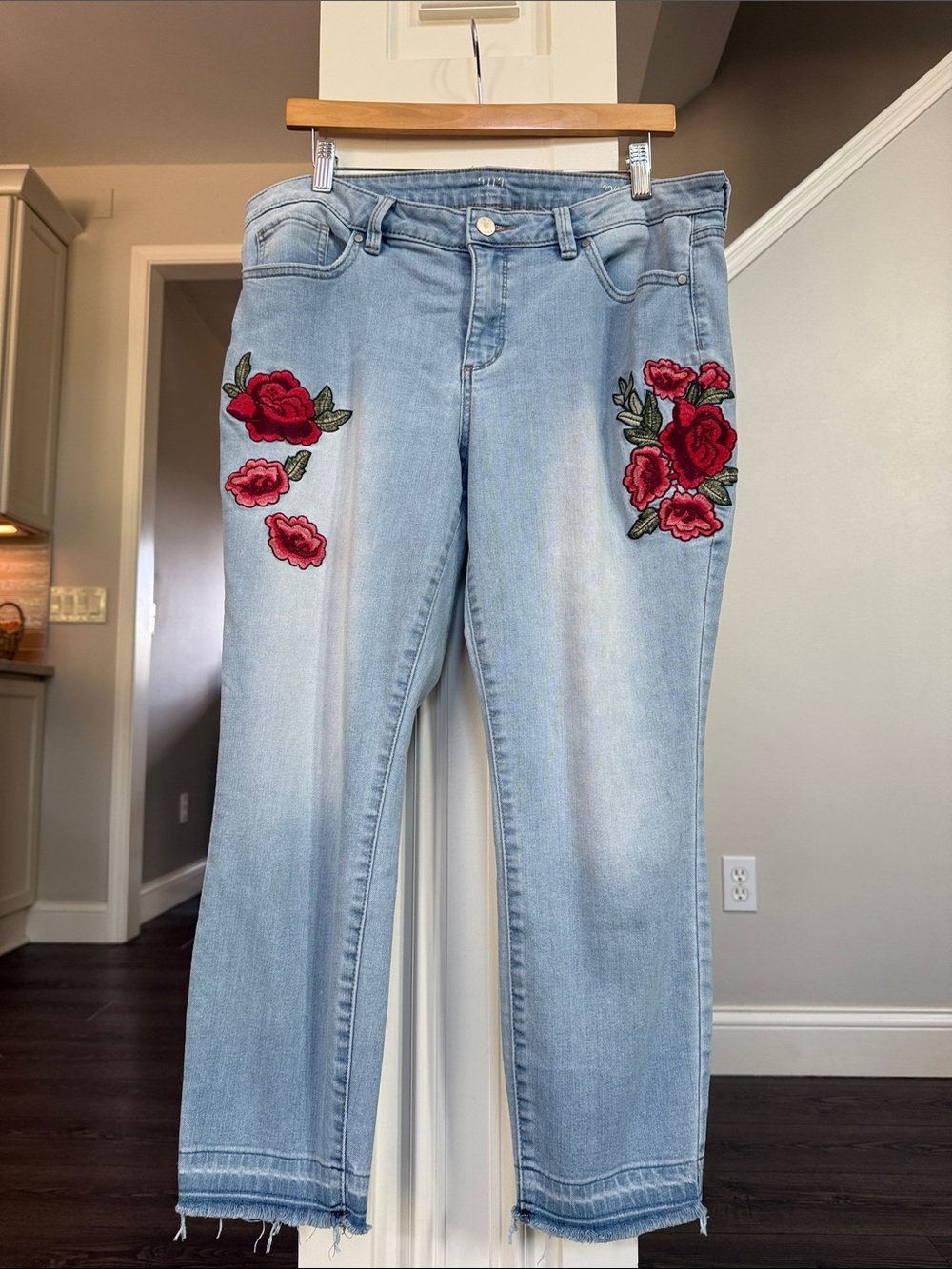 a.n.a Light Blue Embroidered Floral Skinny Ankle Raw Hem Stretch Denim Jeans 14 - Picture 2 of 8